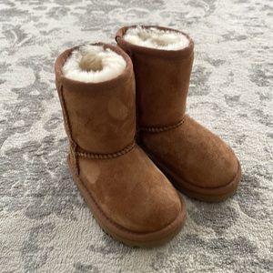 LIKE NEW💫 Toddler 6 UGG medium